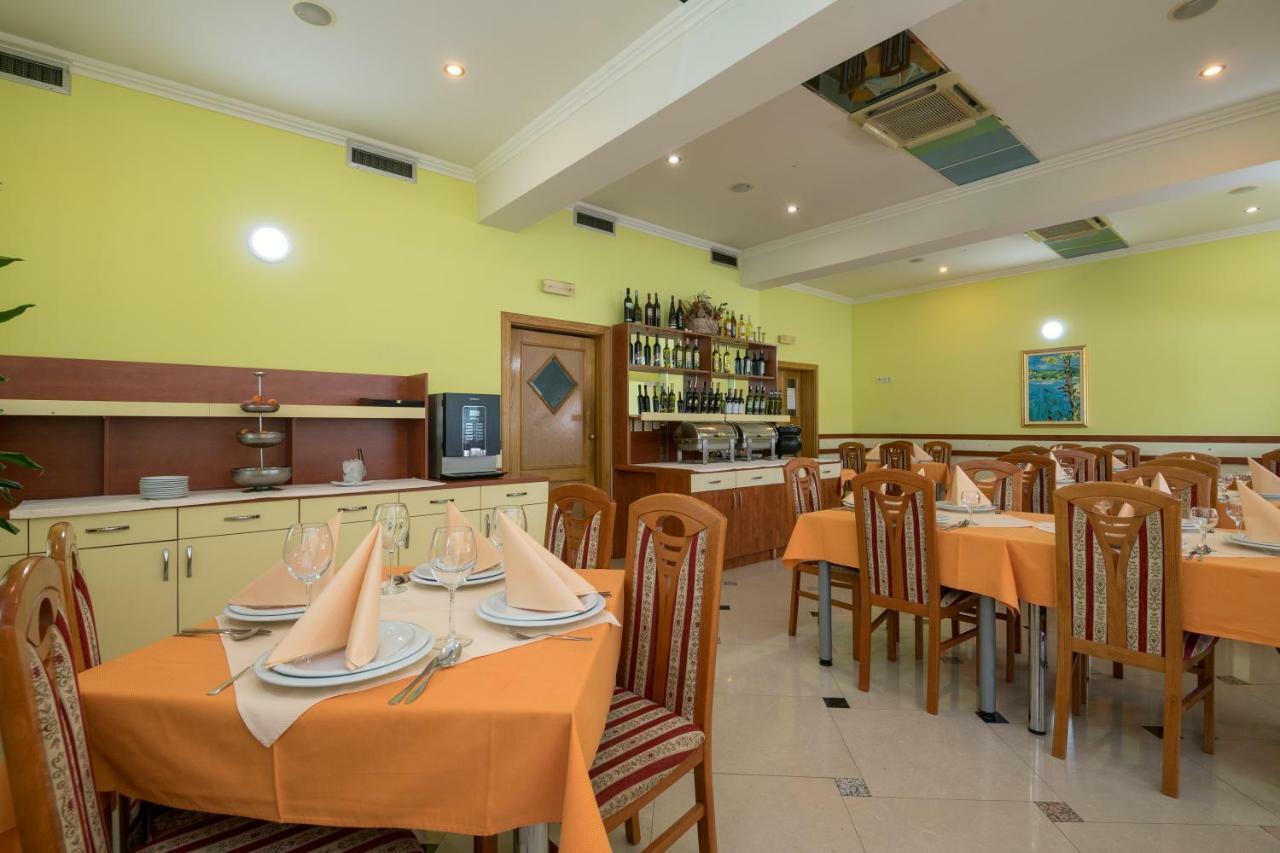 Hotel Adria Неум Екстериор снимка