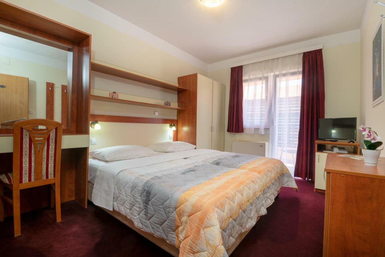 Hotel Adria Неум Екстериор снимка