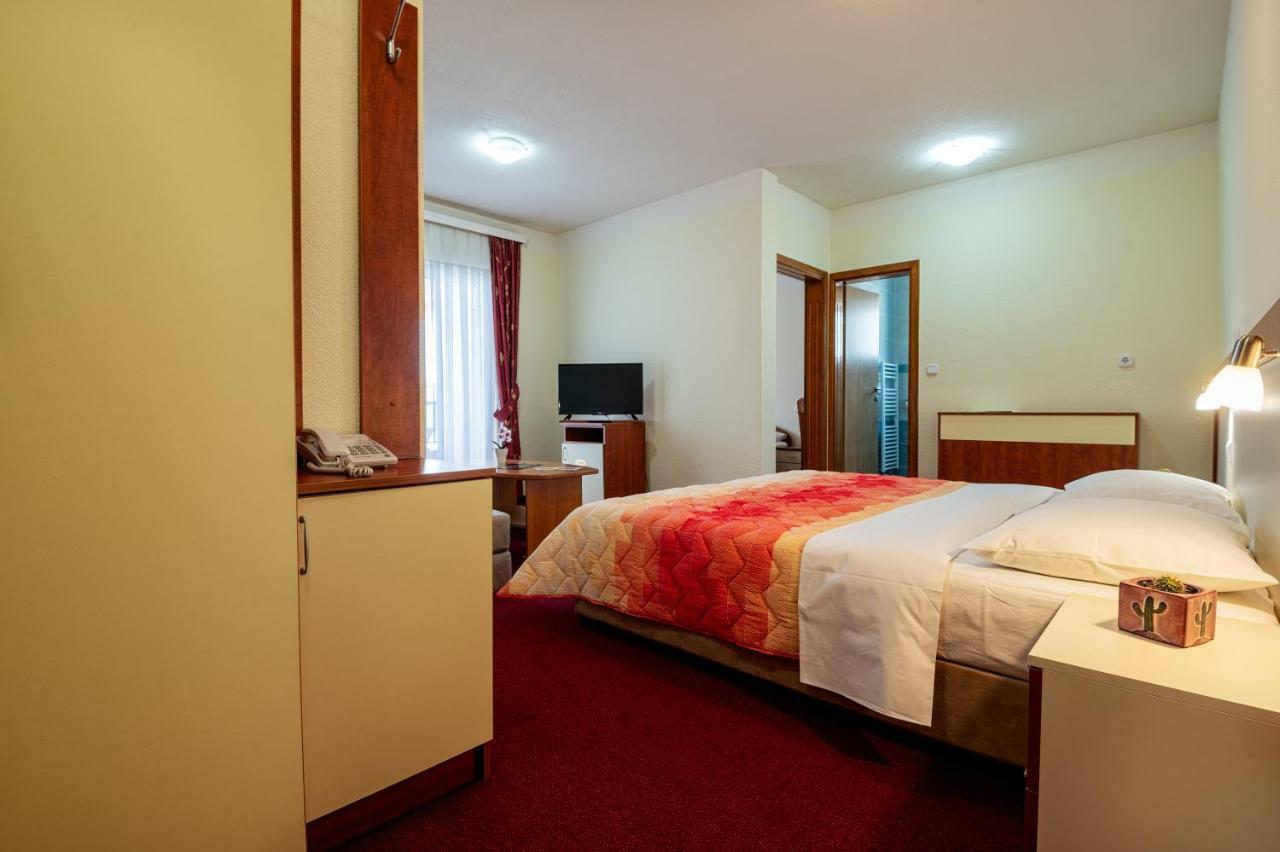 Hotel Adria Неум Екстериор снимка